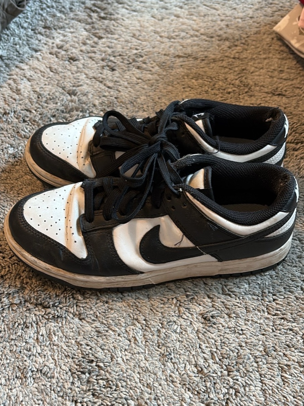 Women’s black and white low Nike dunks- size 8